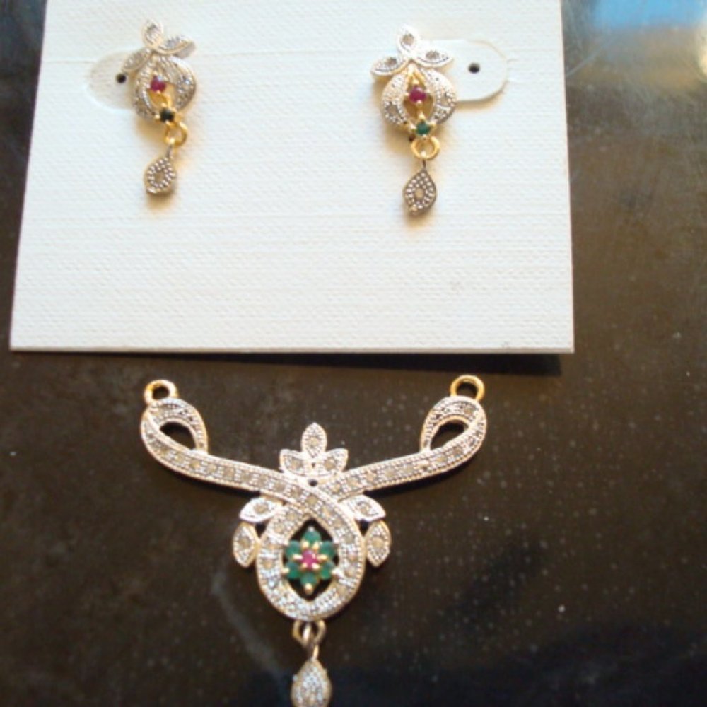 NIP FLOWER EMERALD PENDANT/EARRINGS SET